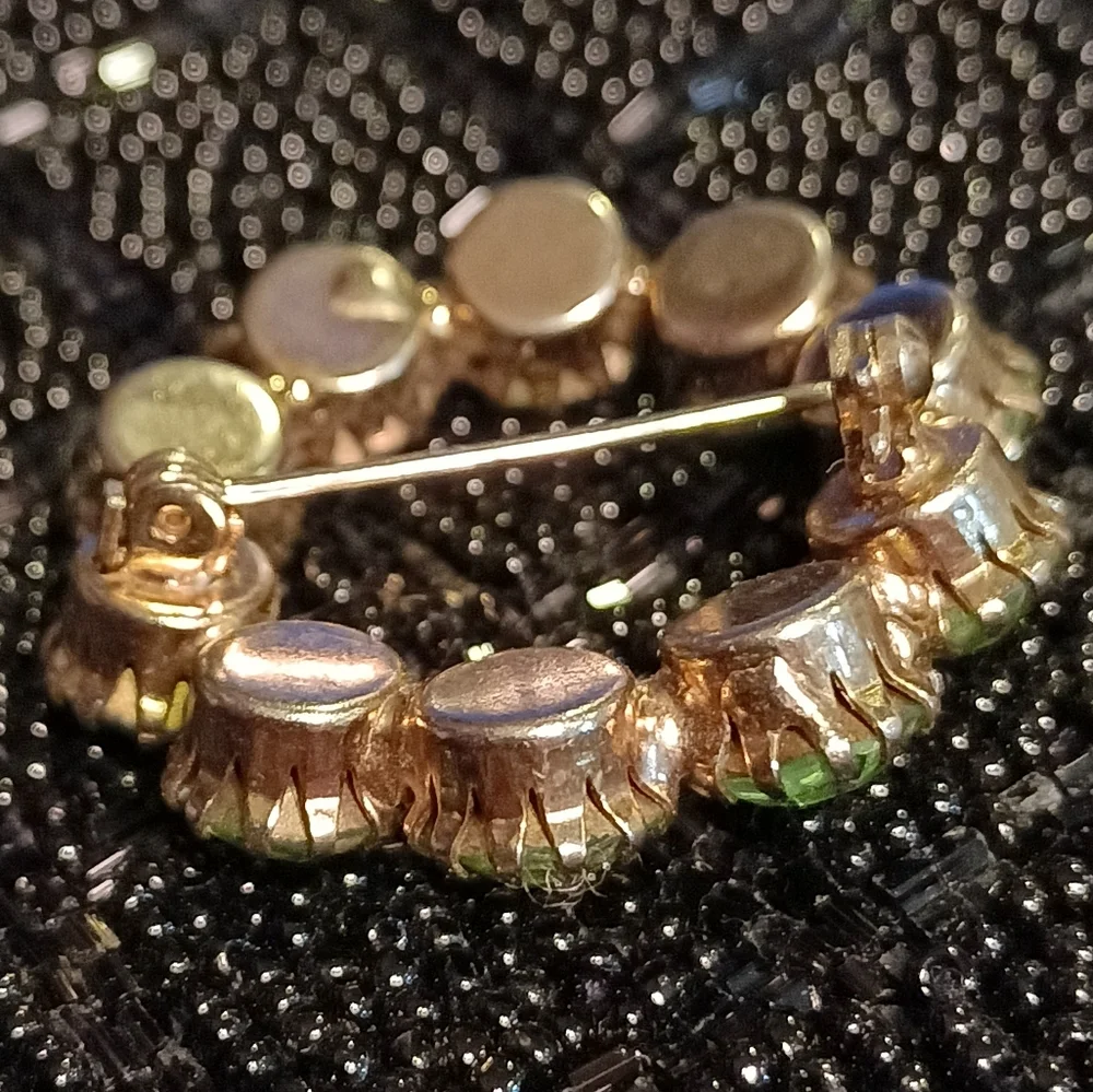 Vintage rhinestone 10 stone light green wreath shaped brooch. - Picture 13 of 13